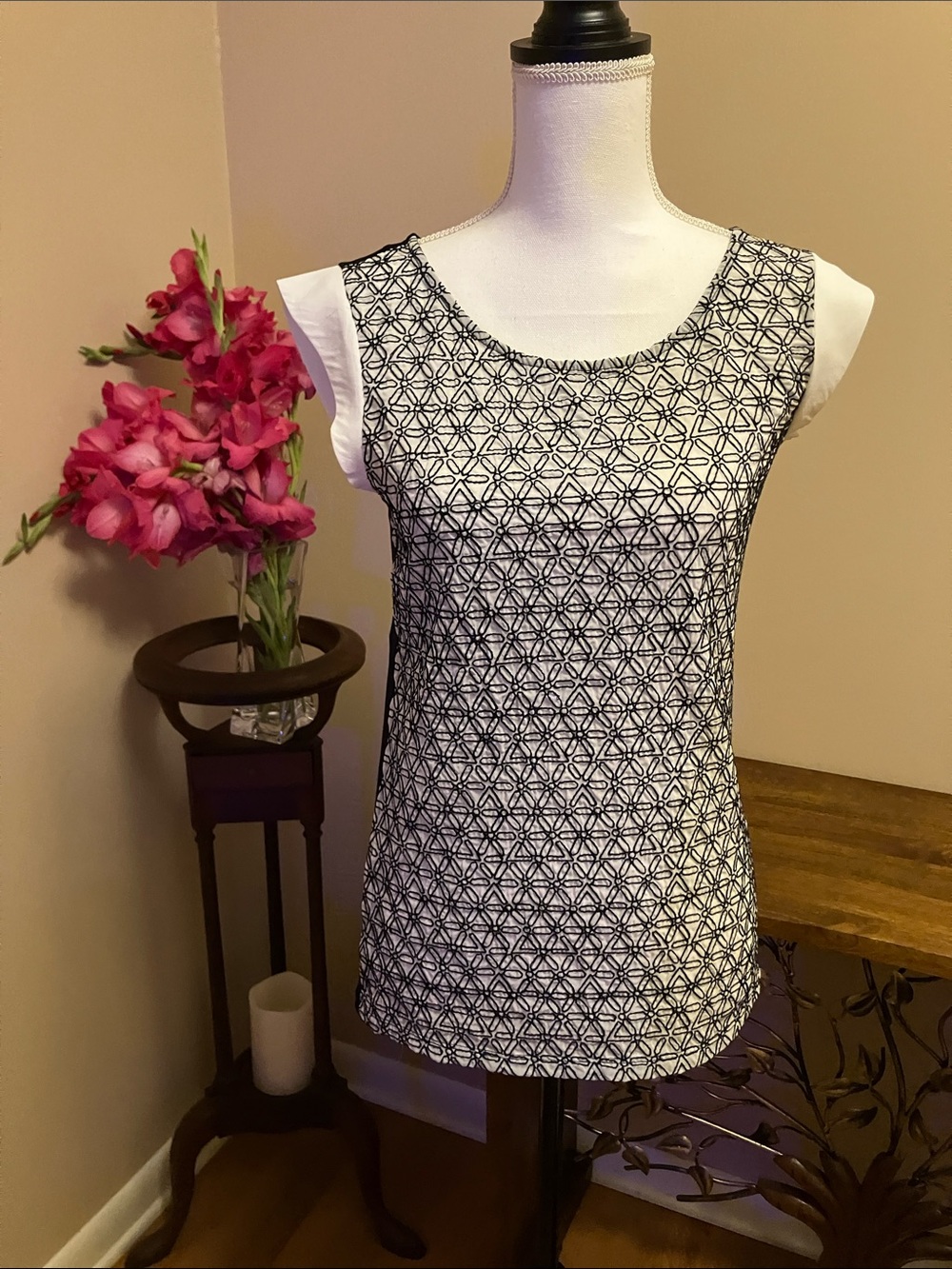 Ann Taylor Black & White Geometric Scoop Tee